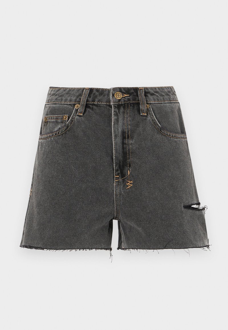 Shorts in denim grigio scuro con orlo sfilacciato, dettagli abrasivi e cuciture gialle a contrasto. Presentano tasche tradizionali e un bottone frontale.
