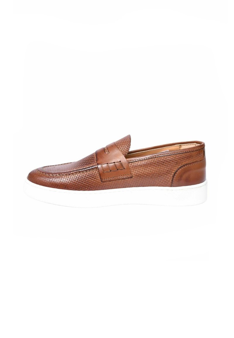 Scarpa slip-on in pelle marrone con superficie testurizzata, cuciture a contrasto e suola in gomma bianca. Nessun logo o decorazione visibile.