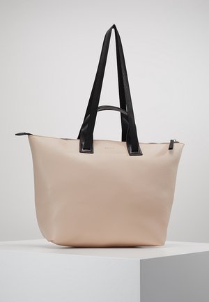 Sac fourre-tout en cuir beige avec des poignées et des accents en nylon noir. Il dispose d'une fermeture à glissière et d'une surface lisse et texturée.
