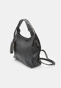 Borsa a tracolla in pelle nera con finitura testurizzata, chiusura con zip, manico intrecciato, tracolla regolabile e una piccola pochette removibile.