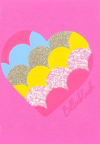 Tissu en coton rose arborant un motif de cœur composé de superpositions colorées de coquilles en sequins bleus, jaunes, dorés et roses. Texte : "Billieblush."