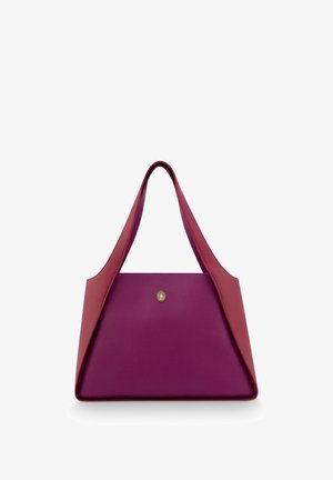 Lila Lederhandtasche mit geometrischem Design. Verfügt über ein goldenes Emblem und breite rote Träger, die eine glatte Textur und moderne Form präsentieren.