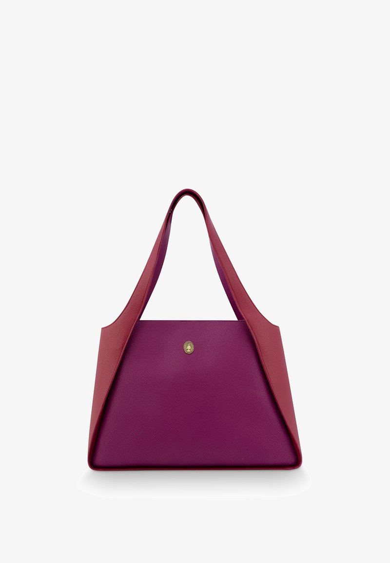 Lila Lederhandtasche mit geometrischem Design. Verfügt über ein goldenes Emblem und breite rote Träger, die eine glatte Textur und moderne Form präsentieren.