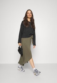 Vero Moda Petite VMDOFFY O NECK BOXY - Camisola - black