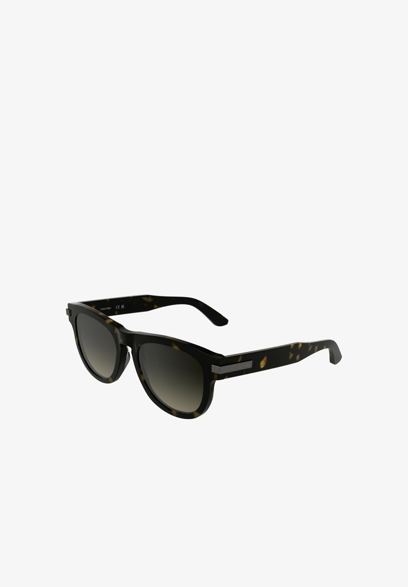 Lunettes de soleil rectangulaires en écaille de tortue noire avec des verres à dégradé foncé et des branches fines orientées vers l'extérieur sur un fond blanc.