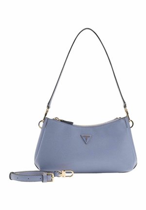 Sac à main Guess en cuir texturé bleu clair avec bandoulière amovible, ferrures dorées et plaque logo triangulaire sur le devant.