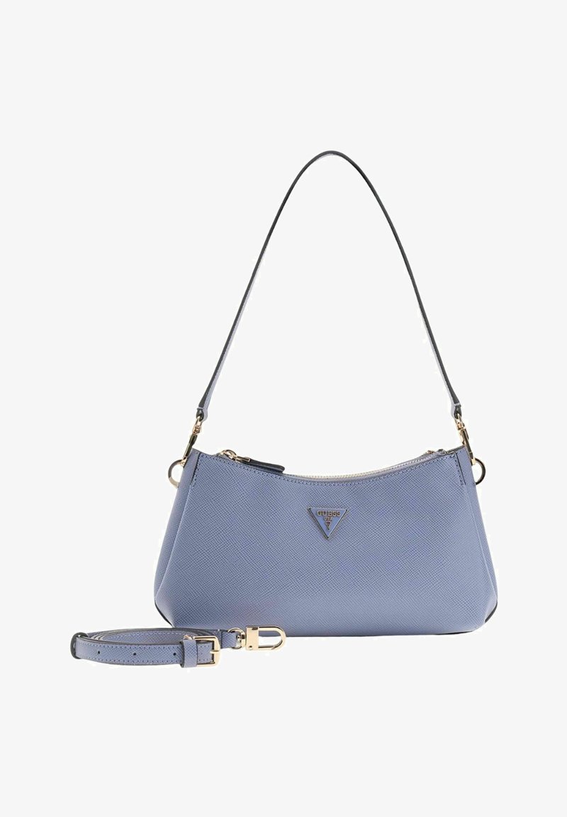 Sac à main Guess en cuir texturé bleu clair avec bandoulière amovible, ferrures dorées et plaque logo triangulaire sur le devant.