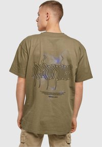 MJ Gonzales METAMORPHOSE  - T-shirts med print - olive