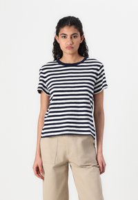Marinblå och vit randig t-shirt med kort ärm och rund halsringning, tillverkad av mjukt tyg, med en avslappnad passform och sidoflikar vid nederkant.