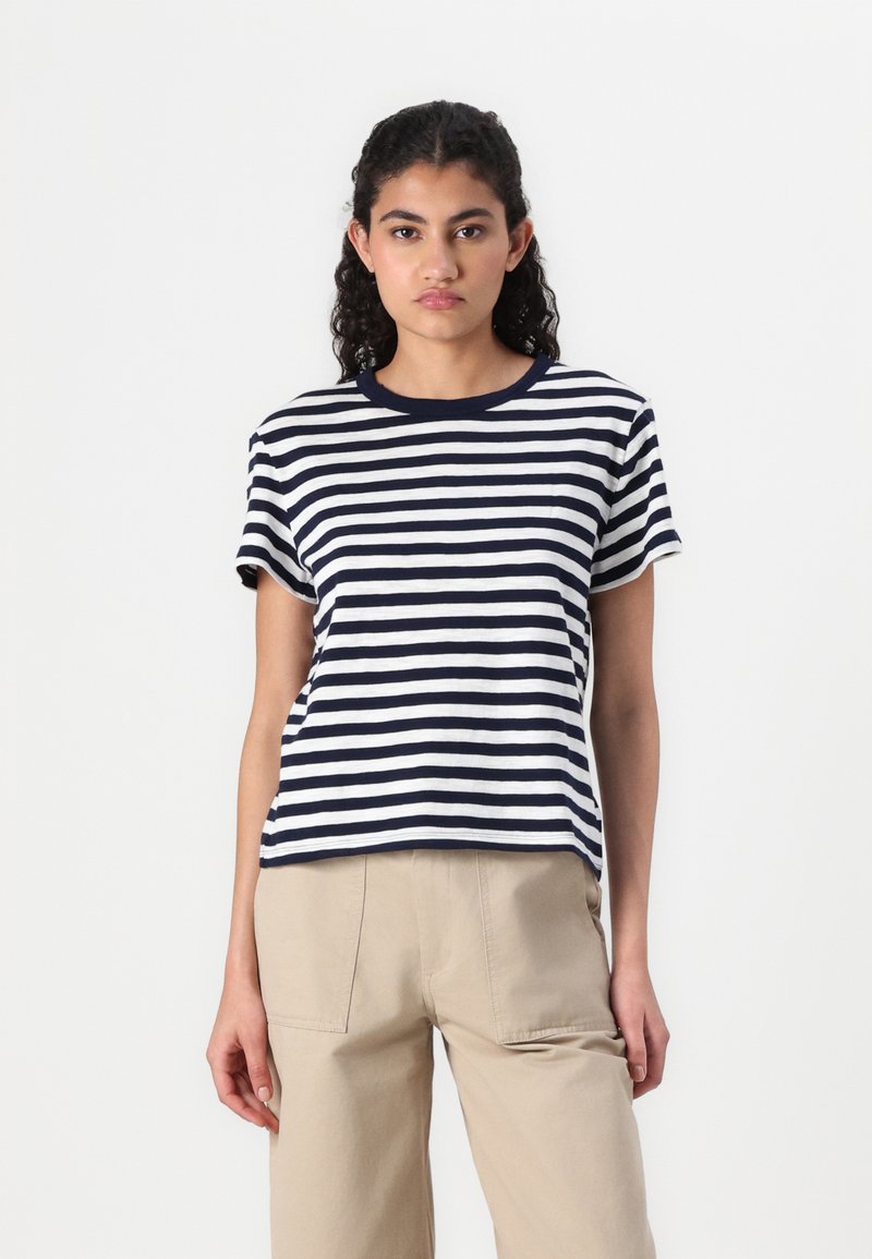 Marinblå och vit randig t-shirt med kort ärm och rund halsringning, tillverkad av mjukt tyg, med en avslappnad passform och sidoflikar vid nederkant.