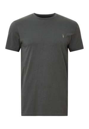 Camiseta de algodón gris oscuro con cuello redondo, mangas cortas y un pequeño logo en el lado izquierdo del pecho. Textura suave y corte estándar.