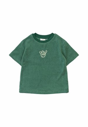 Camiseta de manga corta verde hecha de tela suave con un símbolo de mano shaka bordado en color claro en el pecho. Cuello redondo.