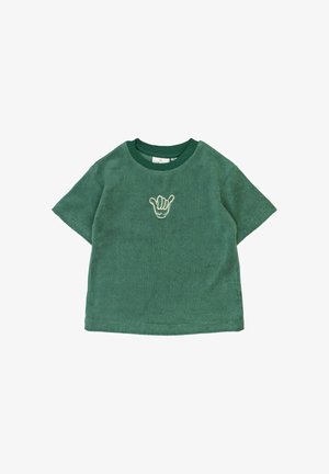Grøn T-shirt med korte ærmer lavet af blødt stof med et lysefarvet broderet shaka-håndsymbol på brystet. Rund halsudskæring.