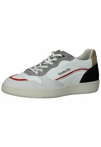 Bílé kožené tenisky s šedými a černými semišovými detaily, červeným prošíváním, perforovanými detaily a bílými tkaničkami. Silná gumová podrážka.