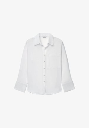 Weißes langärmeliges Hemd mit Knöpfen, einer Brusttasche auf der Vorderseite und klassischem Kragen, präsentiert vor einem schlichten weißen Hintergrund.