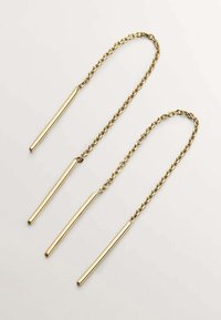 Pendientes de metal en tono dorado con un diseño de cadena y tres acentos de barras rectas alargadas. Textura suave con un acabado brillante.