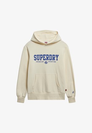 Crèmekleurige hoodie met kangoeroezak, blauwe "SUPERDRY" tekst en "PREMIUM SPORTING" eronder. Heeft geribde manchetten en zoom, zachte textuur.