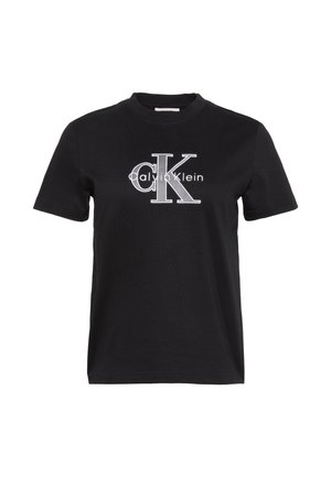 Mustast puuvillast T-särk, millel on valge tikandiga "Calvin Klein" logo ja "CK" initsiaalid. Klassikalise kaelusega ja lühikeste varrukatega disain.