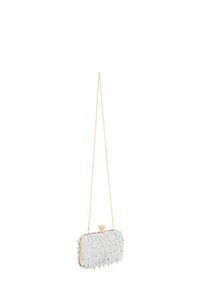Silverfärgad clutch-väska med en texturerad tygdesign, guldfärgad hårdvara, kedjestropp och ett lås. Har en rektangulär form.
