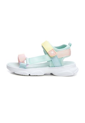 Sandalias de colores pastel con una suela blanca lisa, correas ajustables en rosa, amarillo y azul, y una plantilla texturizada para mayor comodidad.