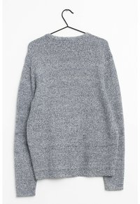 Pull en tricot gris suspendu à un crochet noir, affichant un col rond, des manches longues, et une finition texturée avec une coupe ample.