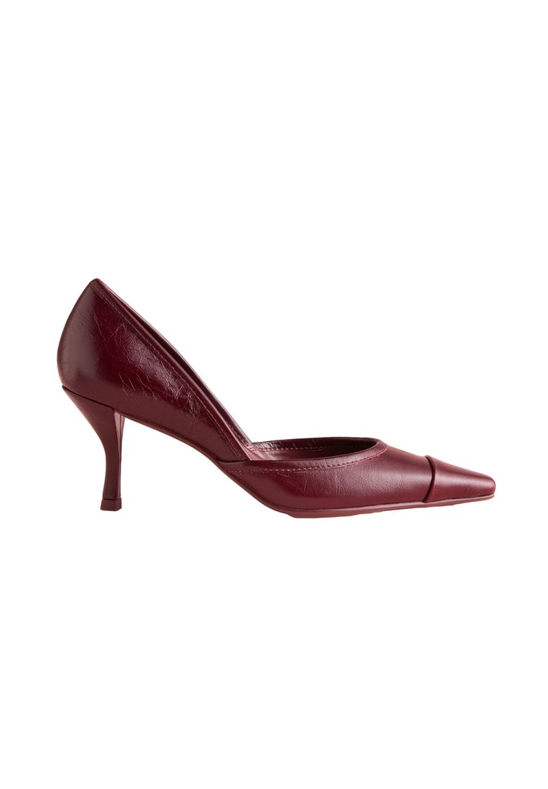 Bordové kožené lodičky so špicatou špičkou, nízkym opätkom a jemnými detailmi prešívania. Hladká textúra s elegantným, moderným siluetom.