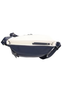 Sac bandoulière en cuir bleu marine avec un dessus texturé blanc, équipé de fermetures éclair en argent et d'une bandoulière ajustable.
