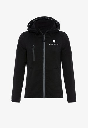 Fekete, cipzáras kapucnis póló, puha anyagból készült, kapucnival, cipzáras mellzsebbel, és fehér logóval a bal oldalon.