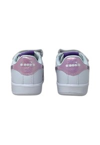 Sneaker bianche con dettagli rosa lucido nel tallone, caratterizzate da una texture liscia, un design a taglio basso e un logo sul retro.