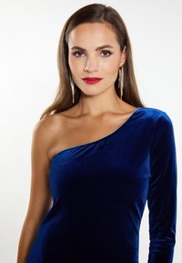 Blaues Samtkleid mit einem langen Ärmel, das an den Ausschnitt mit einem Strassakzent verziert ist. Glatte Textur und figurbetontes Design.
