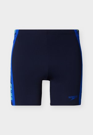 Marineblauwe zwembroek met felblauwe zijpanelen en abstracte patronen, met een klein Speedo-logo op het voorste linkerbeen.
