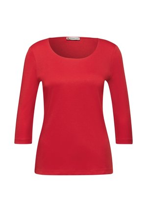 Rotes, tailliertes Damenoberteil mit Dreiviertelärmeln und rundem Halsausschnitt, auf einem weißen Hintergrund präsentiert.