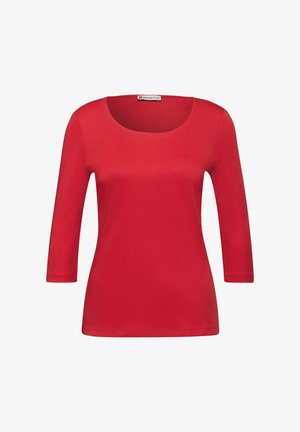 Rode vrouwenfit top met driekwart mouwen en een ronde halslijn, weergegeven op een witte achtergrond.