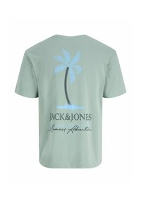 Ανοιχτοπράσινο κοντομάνικο T-shirt με μπλε γραφικό φοινικόδεντρου και το κείμενο "Jack & Jones Summer Adventure" στην πλάτη.