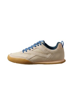 Beige og lysebrun casual sneaker med blå snørebånd, teksturerede stofsider og en træksløjfe ved hælen på en hvid baggrund.