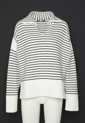 Pull en tricot blanc à rayures horizontales noires, col plié, manches longues, poignets et bas côtelés sur un mannequin.