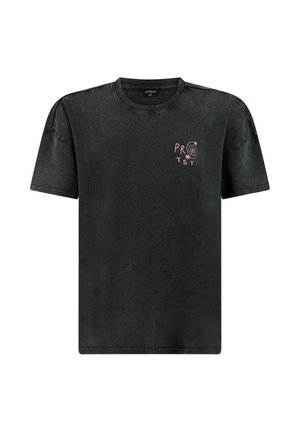 Zwart T-shirt met korte mouwen en ronde hals, met een klein roze "PROTST"-tekstontwerp met spiraal en ster op de linkerborst.