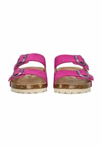 Sandali in suede fucsia con due fibbie metalliche regolabili, plantare in sughero e suola in gomma bianca testurizzata. Design piatto, stile open-toe.