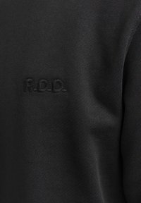 Felpa nera con le iniziali ricamate "R.D.D." in un colore abbinato. Il tessuto è liscio con una trama a maglia fine.