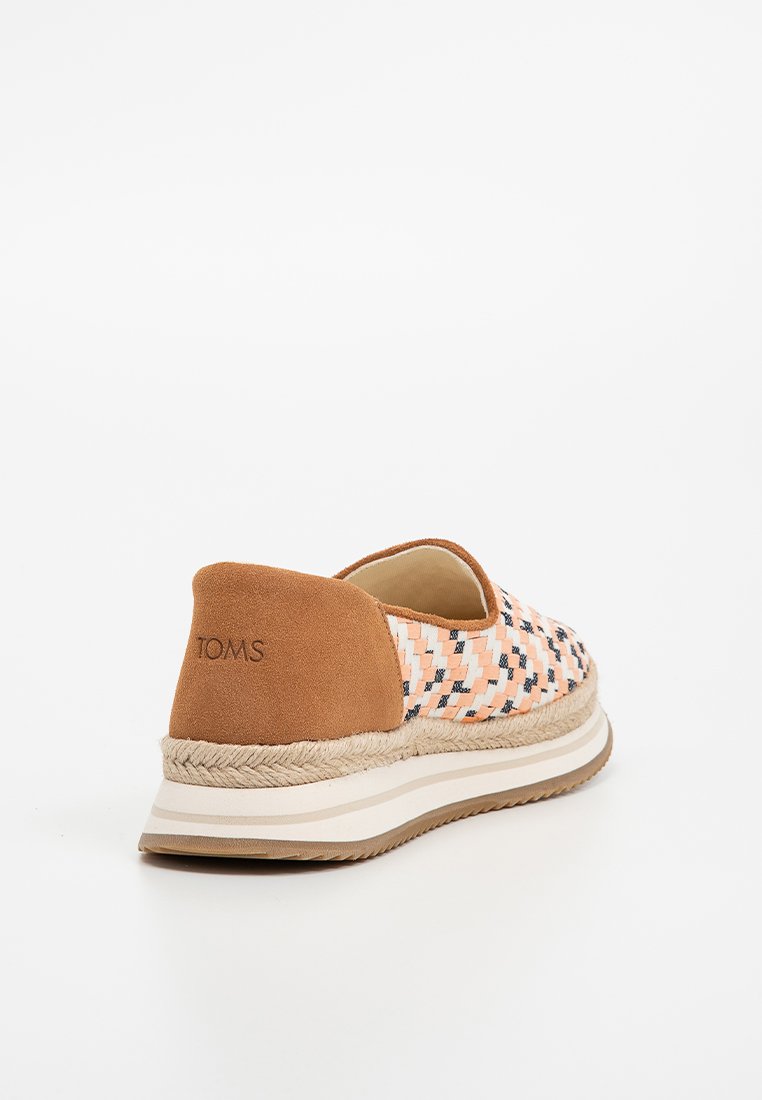 Espadrille-artiger Schlupfschuh mit einem gewebten, mehrfarbigen Textil-Obermaterial, einem beigen Wildlederabsatz und einer hellen Gummisohle mit Juteverzierungen.