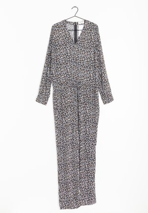 Jumpsuit floral à manches longues, avec un col en V, un fond marron, de petites fleurs bleues et blanches, et une taille marquée.