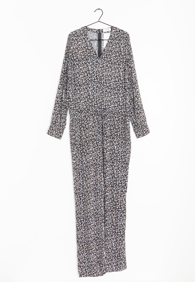 Jumpsuit floral à manches longues, avec un col en V, un fond marron, de petites fleurs bleues et blanches, et une taille marquée.
