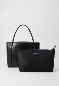 Borsa a spalla nera in pelle con finitura liscia e manici piatti, abbinata a una pochette nera in nylon con chiusura a zip e dettaglio del logo.
