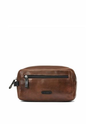 Brązowa skórzana kosmetyczka z przednią kieszenią na suwak i czarną naszywką z logo, o prostokątnym kształcie i czarnymi zawieszkami suwaka.