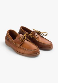 Bruine leren bootschoenen met een ronde neus, contrasterende stiksels, rubberen zool en vetersluiting op de bovenkant. Minimalistisch ontwerp.