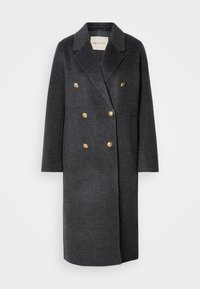 Dubbelzijdige lange jas in een donkergrijs houndstooth patroon. Voorzien van gouden knopen, ingeknipte revers en zijzakken. Getextureerde stof.