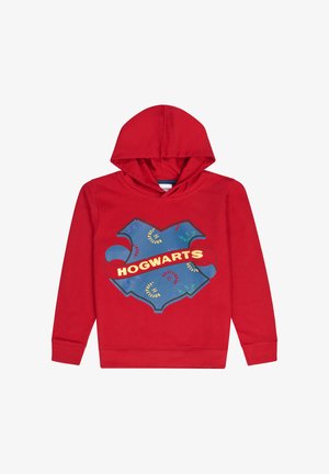 Rode hoodie met een blauwe Hogwarts schildafbeelding. "HOGWARTS" in gele tekst, met kleurrijke accenten en symbolen. Gemaakt van een katoenmix.
