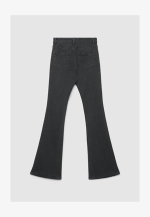 Jean noir évasé avec une texture lisse, cinq poches, et une taille mi-haute. L'ourlet est large, s'étendant vers une silhouette évasée.