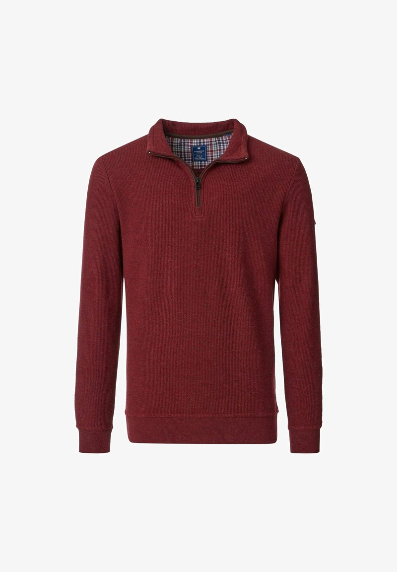 Czerwony sweter z długim rękawem, z zamkiem błyskawicznym przy kołnierzu, o prążkowanej fakturze i podszewce w kratkę wewnątrz kołnierza.