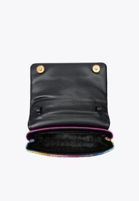 Czarna skórzana torebka kopertówka o gładkiej fakturze, z klapą na górze, dwoma złotymi zapięciami na zatrzask oraz kolorowym, teksturowanym brzegiem.